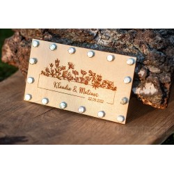 Drewniane pudełko z życzeniami dla młodej pary na pieniądze