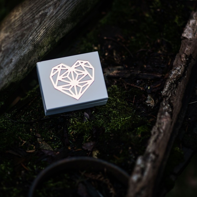 Białe pudełko na obrączki z geometrycznym lustrzenym  złotym sercem - 3