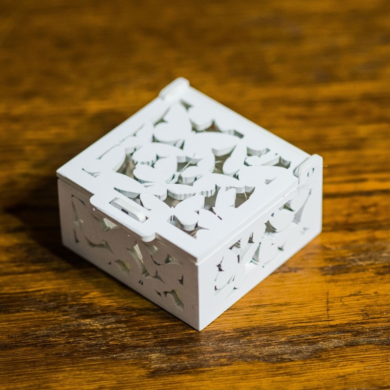 Pudełko z grawerem - biały motylkowy wzór