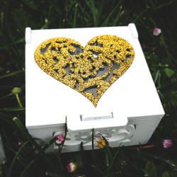 Pudełko na obrączki ze złotym motywem - brokatowe serce
